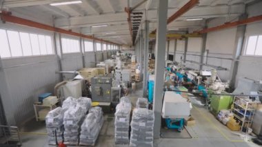 Üretim atölyesi genel planı. Makine gereçleri ile büyük bir atölye genişliği. Modern bir fabrikanın sanayi bölgesi.