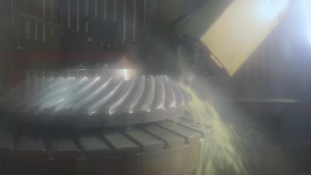 Verwerking van een metalen onderdeel op een cnc machine. Creatie van een volledig metalen onderdeel op een CNC-machine — Stockvideo