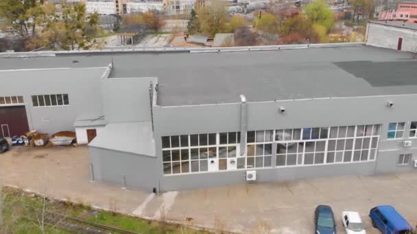 Modern bir fabrikanın dışı. Modern bir fabrikanın üzerinden uçmak. Modern fabrika binası manzarası — Stok video