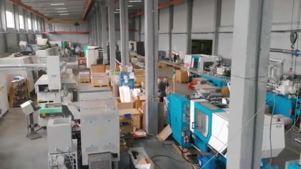 在一个配备机床的大型车间里工作.生产车间总体规划.现代化工厂的工业内部 — 图库视频影像