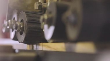 Mobilya endüstrisinde modern otomatikleştirilmiş hat. Mobilya tahtalarının üretimi için otomasyon hattı. Modern mobilya fabrikası