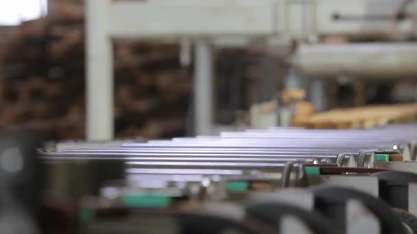 Процес виробництва меблевої дошки. Автоматизований конвеєрний пояс на меблевій фабриці. Автоматизована виробнича лінія на меблевому заводі . — стокове відео