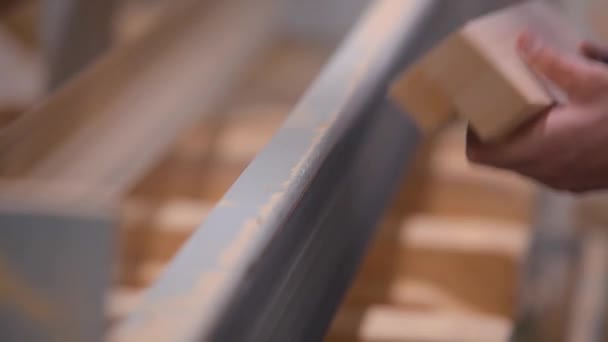 Lijado de muebles de madera. Un trabajador está lijando una pieza de madera en una fábrica de muebles. Proceso de fabricación de muebles — Vídeo de stock