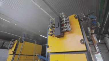 Ahşap talaşı sobası. Tahta talaşı kazanı. Sanayi ocağı ahşap işçiliğinin atıkları üzerinde çalışıyor. Soba ahşap işçiliğinden gelen atıklarla çalışıyor.