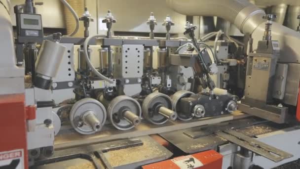 Procesamiento de madera en una máquina automatizada. La madera se procesa en la máquina — Vídeo de stock