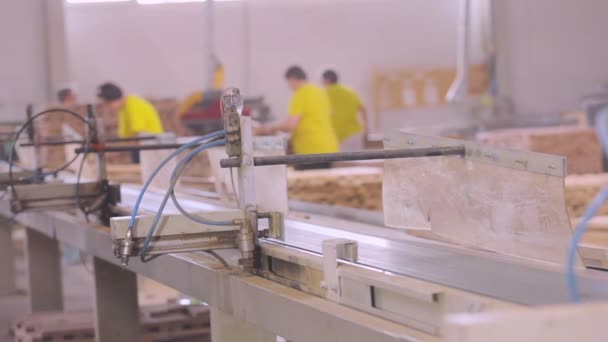 Proceso de trabajo en una fábrica de muebles. La gente trabaja en la cinta transportadora de una fábrica de muebles — Vídeos de Stock