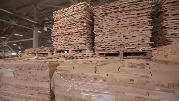 Viele Holzstücke stapelten sich aneinander. Lager für quadratisch verarbeitete Holzstäbe. Vorbereitung von Stangen für die Herstellung von Möbelplatten. — Stockvideo