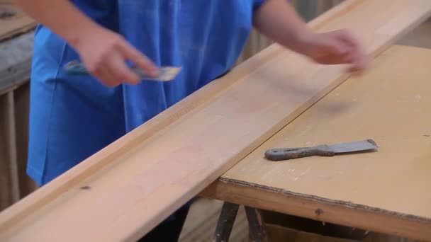 Die Korrektur der Defekte im Holzbrett. Abdeckung von Unregelmäßigkeiten auf einem Holzbrett — Stockvideo