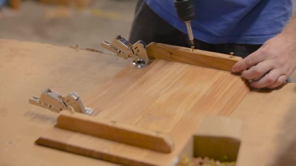 Montaje manual de muebles. Los hombres están montando muebles de madera — Vídeos de Stock