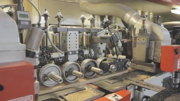 Proces produkcji płyt meblowych. Zautomatyzowany przenośnik taśmowy w fabryce mebli. Automatyczna linia produkcyjna w fabryce mebli. — Wideo stockowe