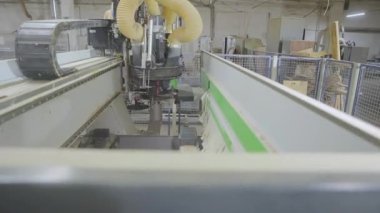 Mobilya fabrikasındaki otomatik CNC makinesi. Endüstriyel iç mekan. CNC makinesi ahşap tahtayı işliyor. Tahta değirmeni..