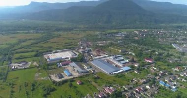 Modern fabrika manzaralı. Yeni bir modern mobilya fabrikasının üzerinde bir uçuş. Mobilya fabrikası üst görünümü