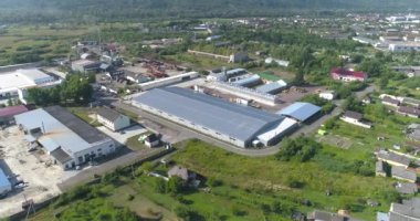 Yeni bir modern mobilya fabrikasının üzerinde bir uçuş. Mobilya fabrikasının üst manzarası. Modern fabrika üst görünümü.