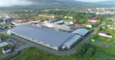 Modern bir fabrikanın en iyi manzarası. Güzel kırsalda büyük bir fabrika. Çevre dostu üretim