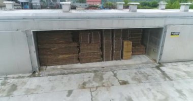 Fabrikadaki özel bir bölmede çiğ odun kurutmak. Özel bir odada yüksek sıcaklıkta odun kurutmak.