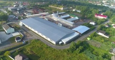 Fabrikada bitmiş ürünlerle dolu büyük bir depo. Fabrikada kutularla dolu bir depo. Büyük bir depodaki bir forklift kutuları taşır.