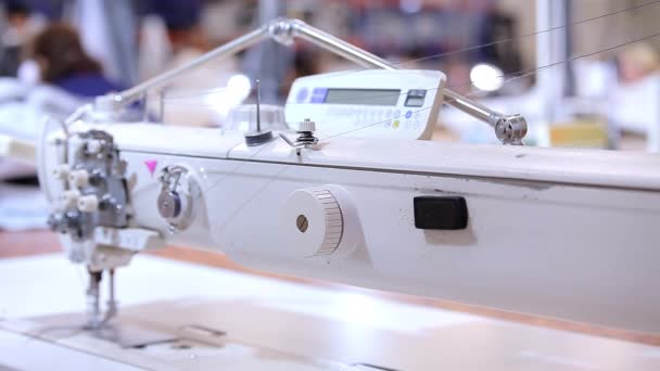 プロの縫製機器のクローズアップ。ミシンを閉じる。衣料品工場の設備 — ストック動画