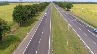 Yol manzarası boyunca giden arabalar. Modern otoban manzaralı. Modern bir otoyol boyunca arabalar sürüyor..