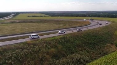 Otobanın çıkışında bir araba var. Arabalar raydan çıkıyor. Otobandan geçen yol.