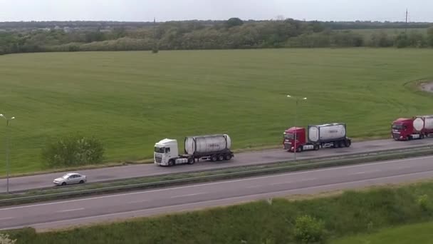 Trafic automobile sur l'autoroute. Les camions roulent sur l'autoroute. Vue sur Serhu. Voitures conduisent le long de la vue sur l'autoroute. — Video