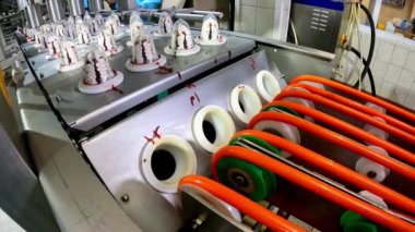 Modern dondurma üretimi. Otomatik dondurma üretimi. Dondurma konveyör hattında