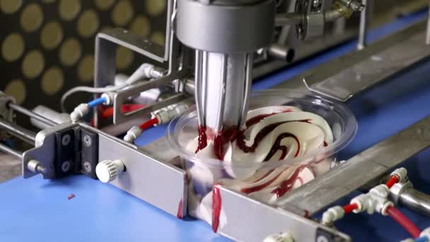 Robô industrial fazendo sorvete. Produção moderna de sorvete. Tecnologia moderna na fábrica de gelados. Transportador automatizado em uma fábrica. — Vídeo de Stock