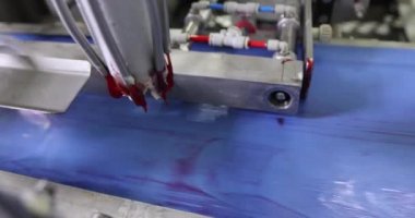 Dondurma fabrikasında modern teknoloji. Endüstriyel robot. Modern dondurma üretimi. Bir fabrikada otomatik taşıyıcı.