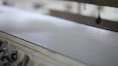Otomatik makinede odun kesmek. Tahta testereyle parçalara ayrılır.