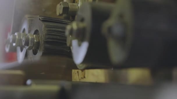 Een geautomatiseerde machine zaagt een stuk hout. Automatisch zagen van houtblokken. Geautomatiseerde lijn in meubelproductie — Stockvideo
