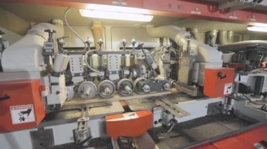 Otomatik bir makinede ahşap işleme. Ahşap makinede işleniyor.