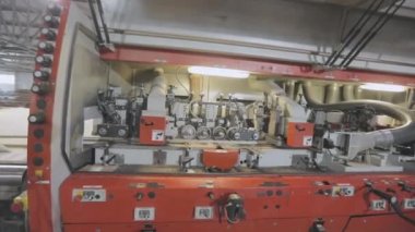 Ahşap makinede işleniyor. Otomatik makinede ahşap işleme.