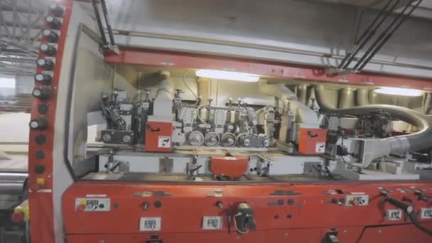 Il legno viene lavorato nella macchina. Lavorazione del legno su una macchina automatica. — Video Stock