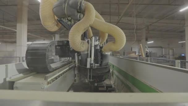 Automatiserad cnc maskin i en möbelfabrik. Industriell inredning. CNC-maskin bearbetar träskiva. Fräsning av en träskiva. — Stockvideo