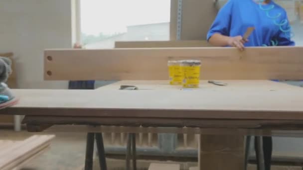 Ukiran perabotan kayu. Seorang pekerja adalah sanding bagian kayu di pabrik furnitur. Proses pembuatan perabotan — Stok Video