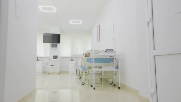 Hastane koğuşu içi. Hastanenin yeni modern odası. Modern bir klinikte yeni bir koğuş — Stok video