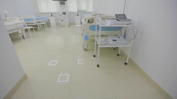 Hastane koğuşu içi. Hastanenin yeni modern odası. Modern bir klinikte yeni bir koğuş — Stok video