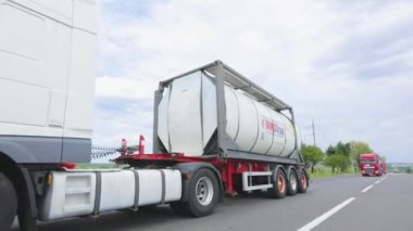 Atış kamyonu tekerleri yakın çekim. Kamyon otoyolda ilerliyor. Kamyon tekerleri hareket halinde. Yaklaşın..