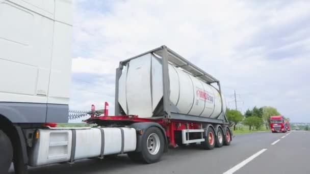 Sparare ruote camion primo piano. Il camion si sta muovendo sull'autostrada. Ruote del camion in movimento da vicino. — Video Stock