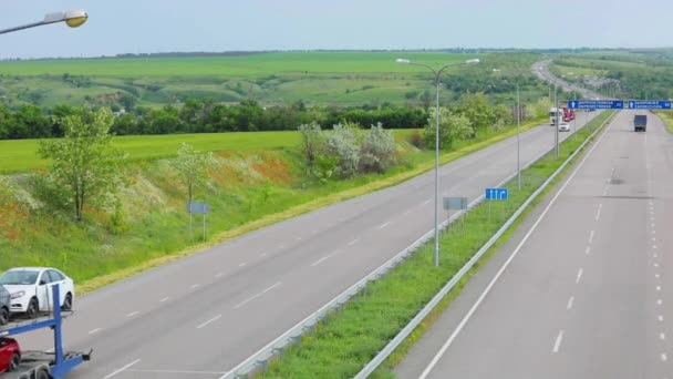 Lastbilarna kör längs vägen. Tankbilar som kör på motorvägen. Lastbilar som kör längs motorvägen framifrån. Lastbilar kör på en förort motorväg — Stockvideo