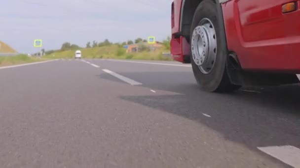 A teherautó kerekei mozgásban vannak. Lövöldöző teherautó kerekek közelről. A teherautó az autópályán halad. — Stock videók