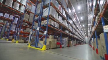 Mallarla dolu büyük bir depo. Yüksek rafları olan çok büyük bir depo. Büyük bir depoda. Modern depo