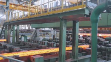 Metalurji fabrikasında metal üretim süreci. Modern bir fabrikada kırmızı sıcak metal. Modern metalurji fabrikası