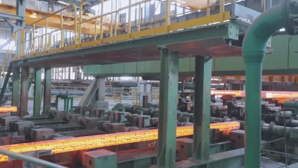 Výrobní proces kovů v hutní továrně. Červený horký kov v moderní továrně. Moderní hutní továrna — Stock video