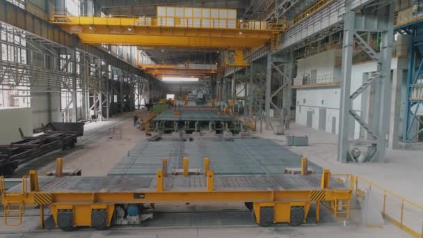 Modern bir fabrikada sarı bir vinç. Bir fabrikadaki vinç işi. Metal üretim fabrikasında çalışma süreci. Crane fabrikada çalışıyor.. — Stok video