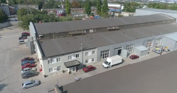 Exterior of a modern factory. Flight over a modern factory. Modern factory building top view — Stockvideo
