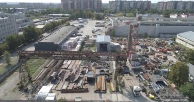 Metal depo hava görüntüsü. Metal ürünleri olan bir depo. Fabrika deposu hava görüntüsü