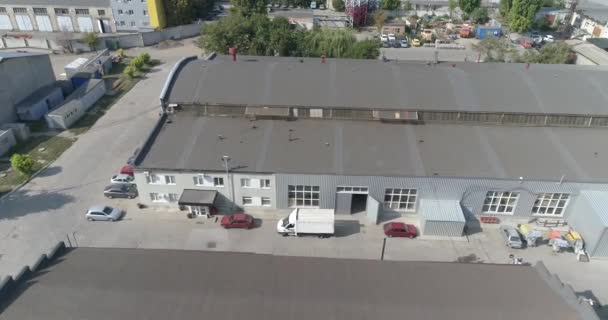 Volo sopra una fabbrica moderna. Moderna fabbrica edificio vista dall'alto. Esterno di una fabbrica moderna. — Video Stock