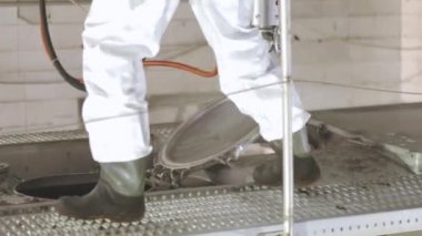 Tanker kimyasal temizlik işinde. Tank kamyonu temizleme operasyonu. Kamyon tankını içeriden temizliyorum.