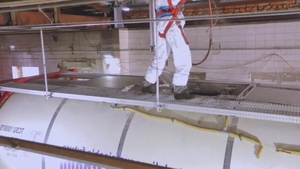 Un trabajador hace una limpieza química de un camión cisterna con vapor desde el interior. Limpieza automática de vapor del petrolero. Trabajador en protección química — Vídeos de Stock