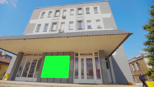 Un edificio de oficinas con un área de pantalla verde para insertar sus anuncios. Edificio de oficinas con pantalla verde. banner publicitario pantalla verde — Vídeos de Stock